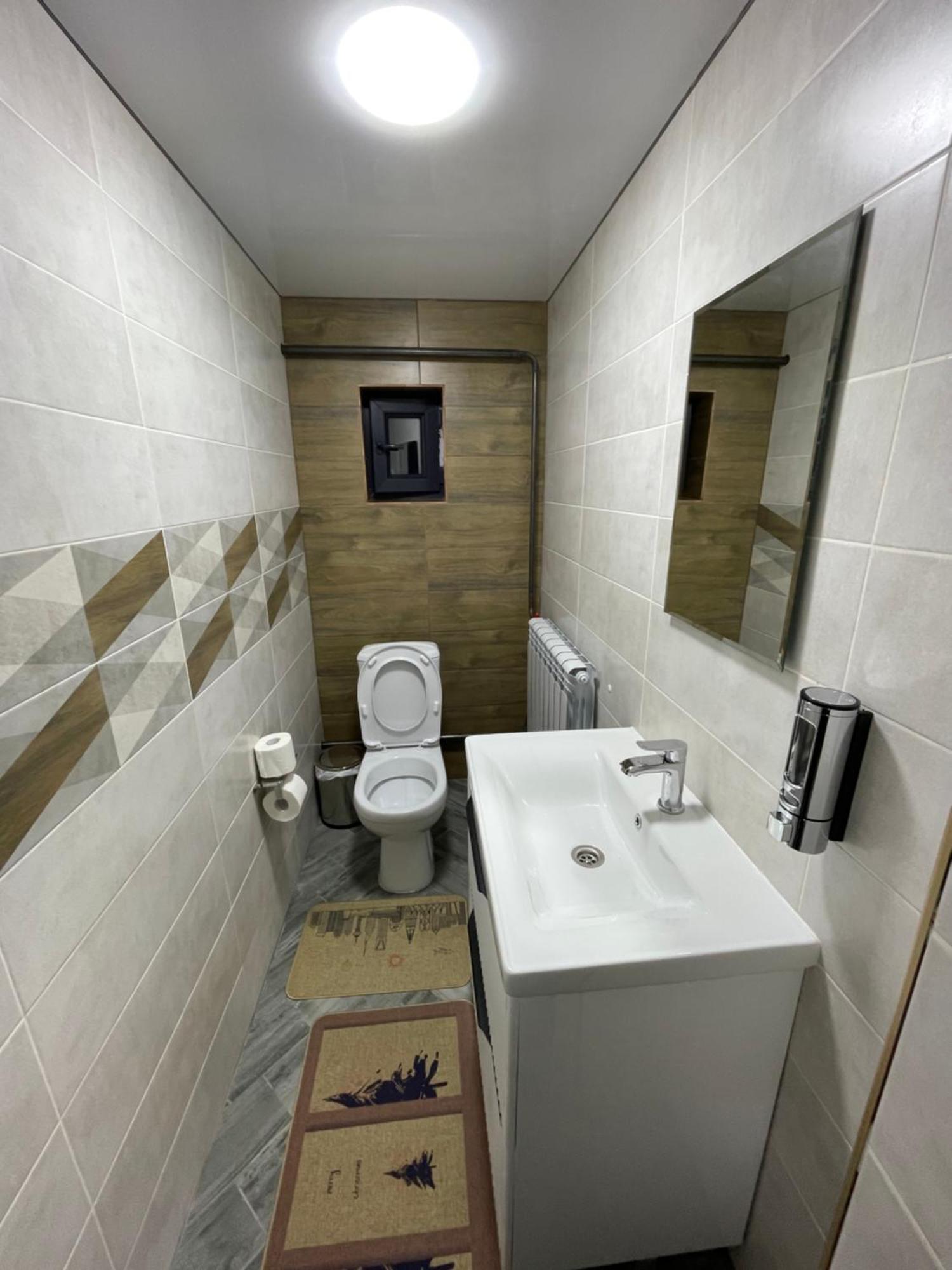 ホテル Fam_House ビシュケク エクステリア 写真
